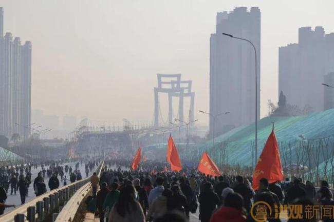 南昌10余万人健步跨桥迎新年 场面浩大气氛热烈