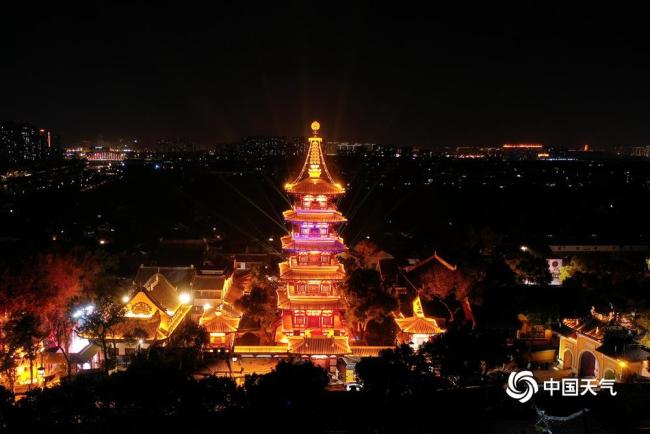 花样“灯”场 一组图看各地灯光璀璨喜迎新年