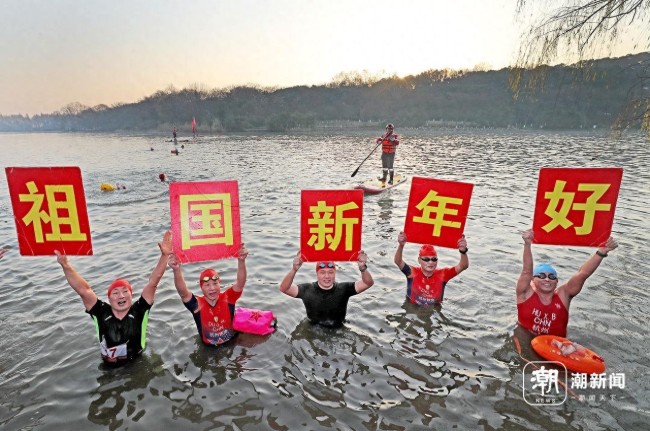 上百名游泳爱好者相约西湖冬泳 寒冬中的热情挑战