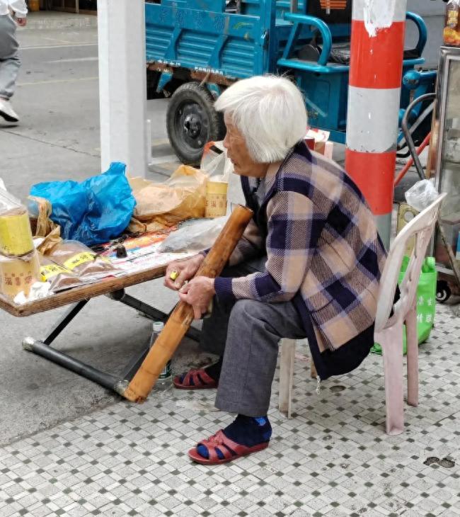 二旬老人看90歲青春女生自律