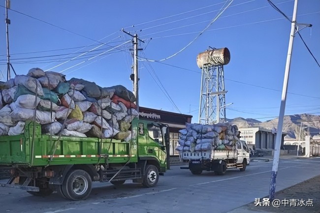 西藏小伙往震中送400袋牛糞 溫暖震區(qū)寒冬