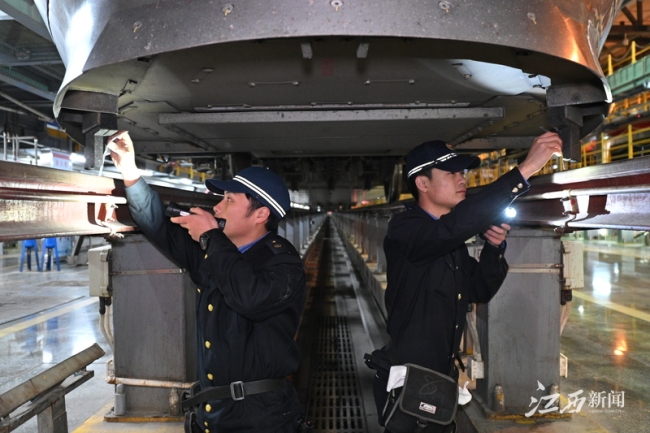 智能檢測機器人加入春運保障行列 提升動車安全