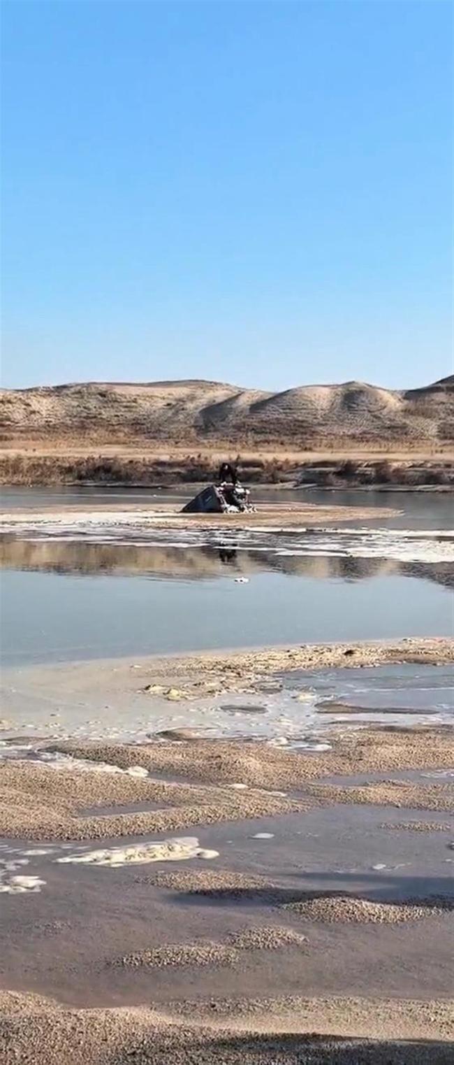 河北新乐一越野车在河道遇险