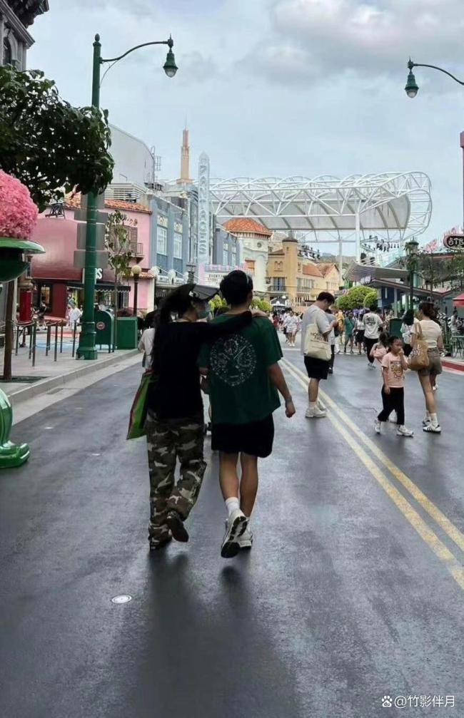 張柏芝與二兒子一起外游，小Q身高直逼父母 小王子顏值驚艷全網(wǎng)