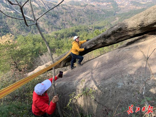 武漢發(fā)現(xiàn)罕見天生橋 戶外愛好者探秘地質(zhì)奇觀