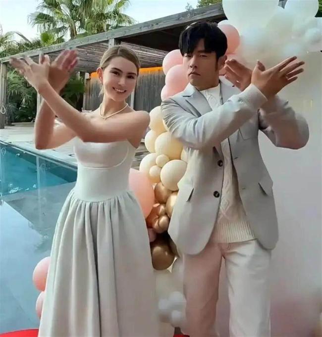 周杰倫昆凌結(jié)婚十周年,，一家五口重回婚禮教堂，全家福曝光好幸福 甜蜜回憶見證愛與陪伴