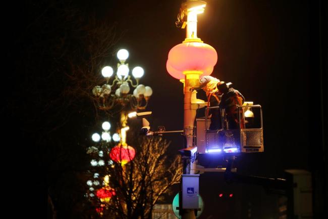 长安街中国风大红灯笼亮灯了