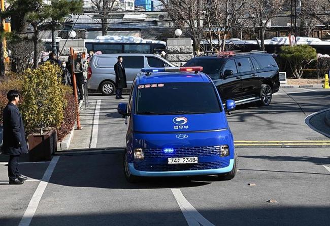 弹劾案庭审辩论白热化 尹锡悦间接承认戒严令违法