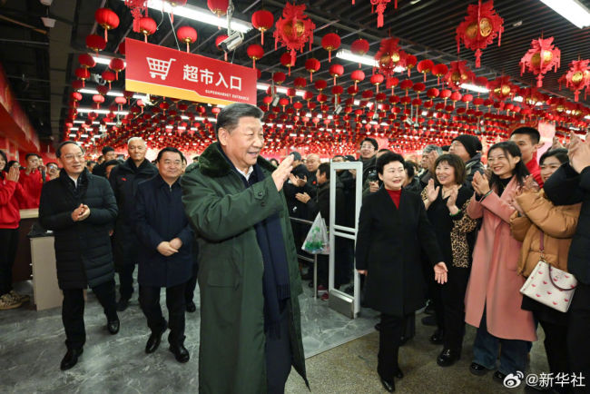 习近平察看春节市场供应：希望你们的生活像糖果一样甜甜美美