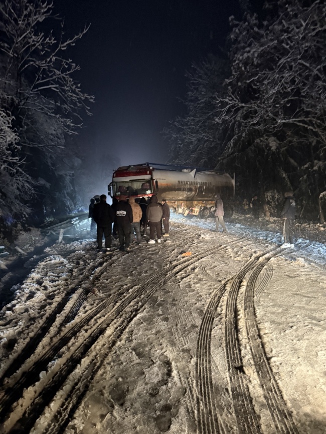 河南暴雪多車被困：有防滑鏈也開不了 山路難行引發(fā)關(guān)注