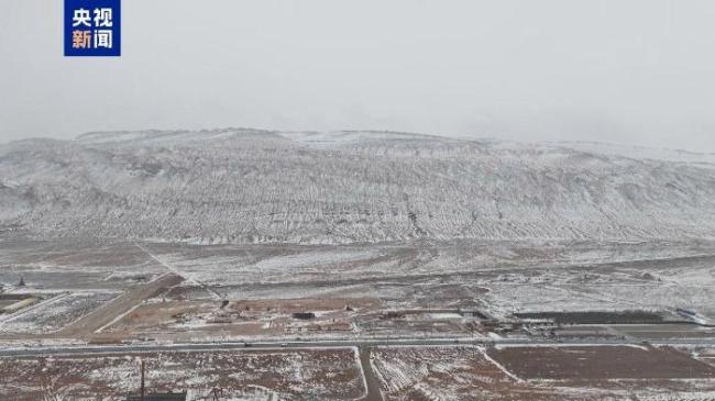 罕见！火焰山迎来降雪