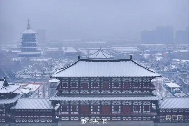 鄭州出現(xiàn)大暴雪 積雪深度超20厘米