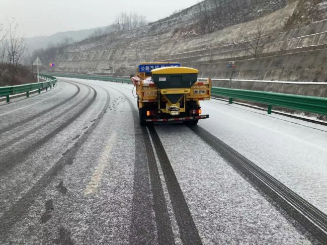 陜西交通運(yùn)輸部門(mén)硬核除雪 全力保障道路暢通