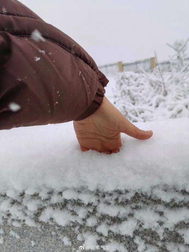 鄭州出現(xiàn)大暴雪 積雪深度超20厘米