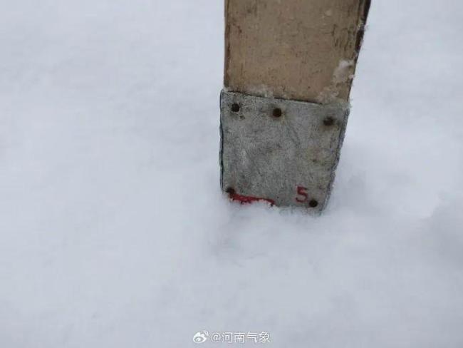 鄭州出現(xiàn)大暴雪 積雪深度超20厘米