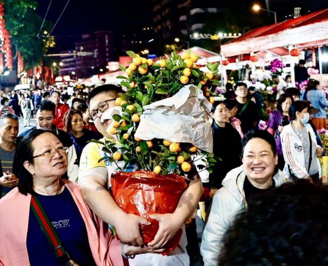 广州荔湾迎春花市正式亮灯 传统与创新交融