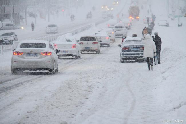 你家那里下雪了嗎,？天冷風(fēng)大路滑,，行車注意安全！ 多地迎來強(qiáng)降雪天氣