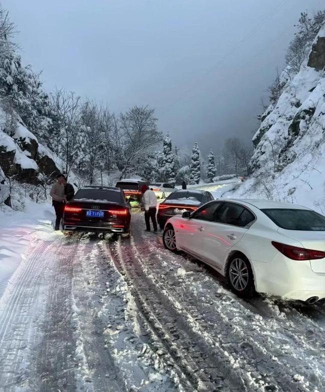 高速暴雪返鄉(xiāng)大軍從白天堵到黑夜 平安回家最重要