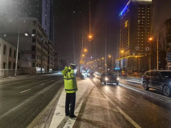 西寧交警連夜拋撒融雪劑保通行 全力應(yīng)對雪后交通挑戰(zhàn)