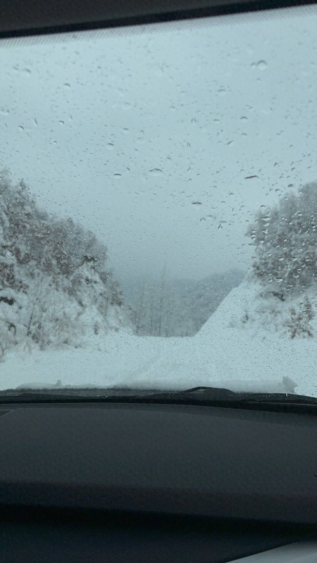 暴雪阻路有人合力推車有人直播求助 人間真情暖寒冬