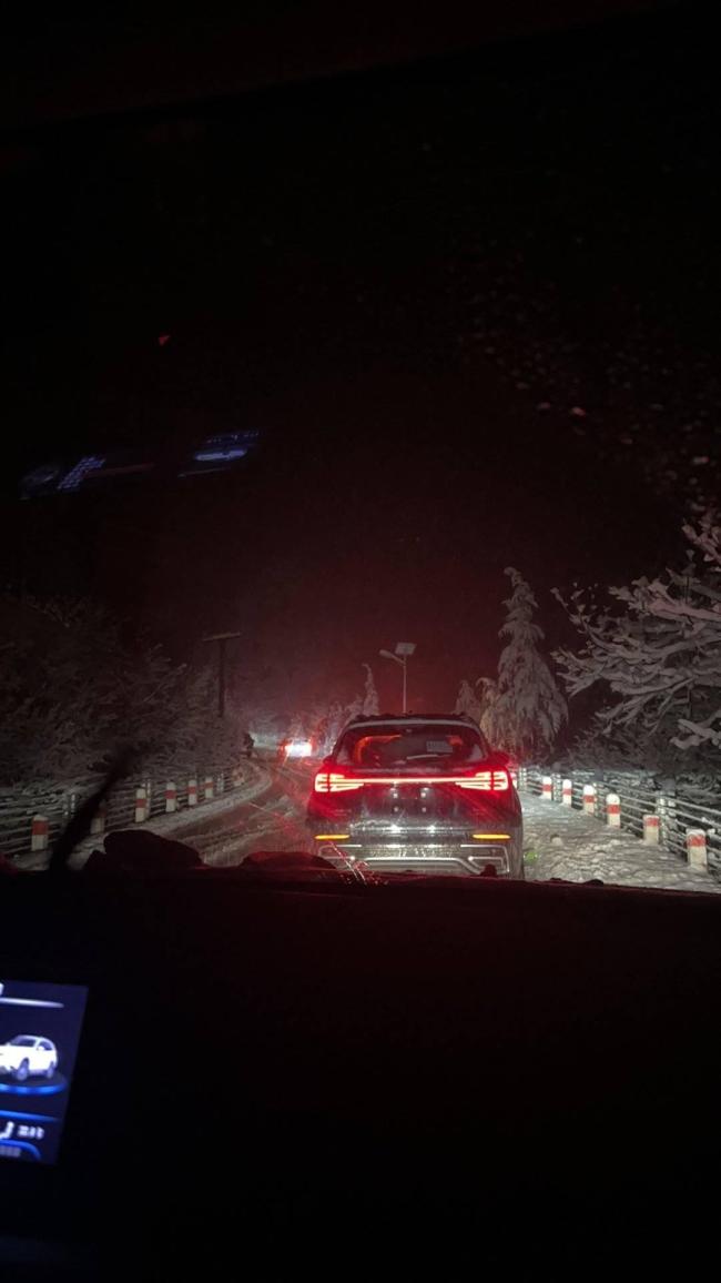 暴雪阻路 眾人合力推車互助 寒冬中的溫暖相助