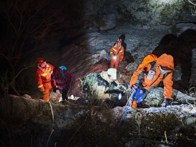 北京68岁驴友雪夜被困野山 同行10人平均近六旬北京68岁驴友雪夜被困野山 同行10人平均近六旬