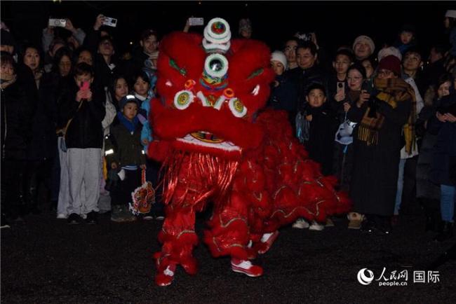 崔愛(ài)民出席熊貓燈會(huì)開(kāi)幕儀式 點(diǎn)亮彩燈送祝福