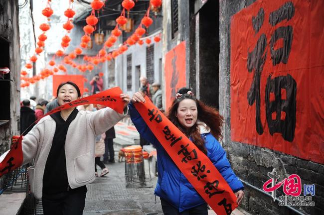 除夕早上贴春联 传递祝福藏祥瑞 千年习俗迎新春