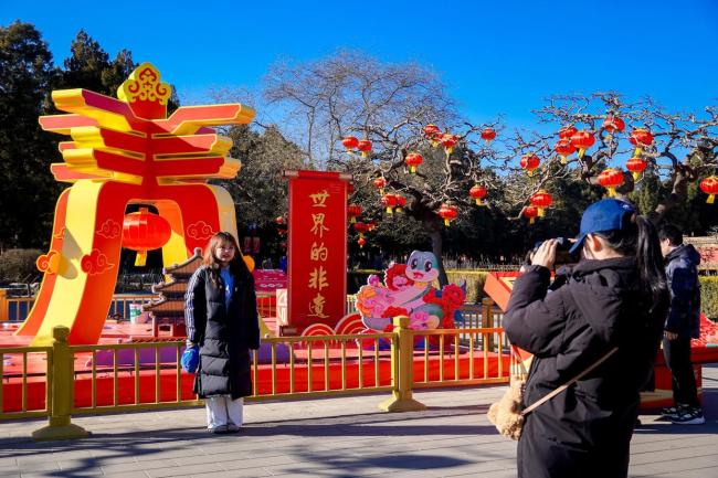 北京景山公園換上新年裝 傳統(tǒng)韻味迎新春