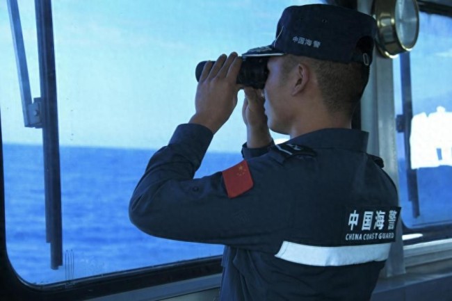 春節(jié)期間海警值守南海黃巖島海域