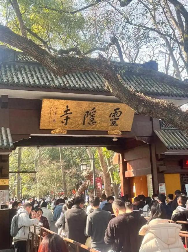 靈隱寺人山人海 民警撿38張身份證