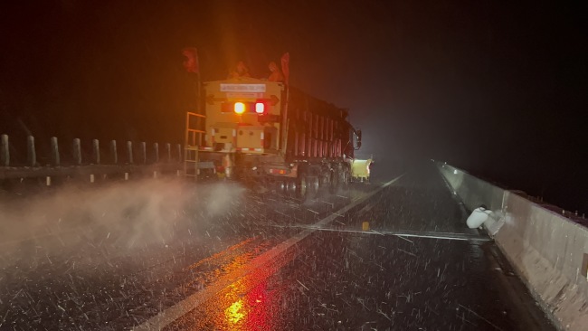 河南高速人與冰雪賽跑守護(hù)春運(yùn)平安 晝夜鏖戰(zhàn)保暢通