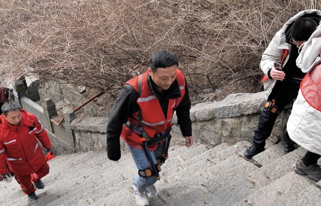 游客借助黑科技輕松拿捏泰山