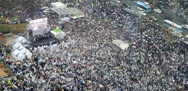 韓上萬民眾雨中集會(huì)要求釋放尹錫悅