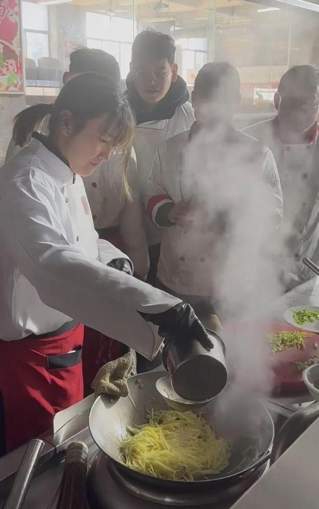 清華碩士藍翔學廚承包年夜飯 勇敢追夢獲認可