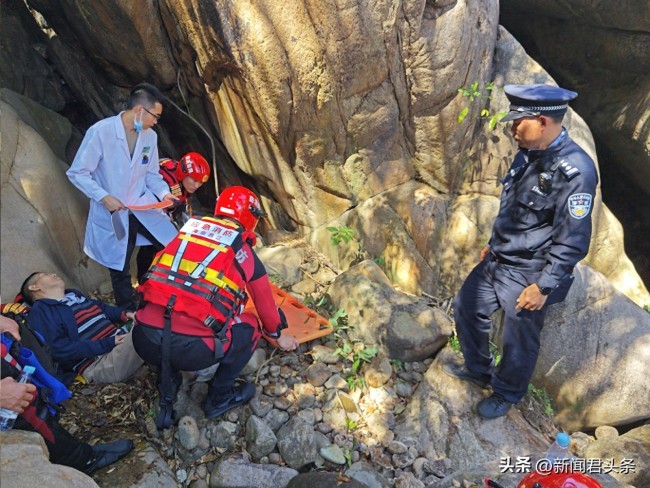 男子游玩溪谷摔傷 消防民警聯(lián)合救援