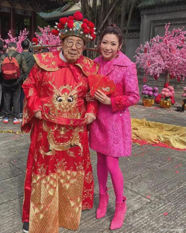 歐陽震華扮成財(cái)神送祝福 喚起童年回憶