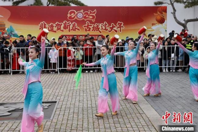 苏州：游客在桃花坞欢度新春 体验非遗文化