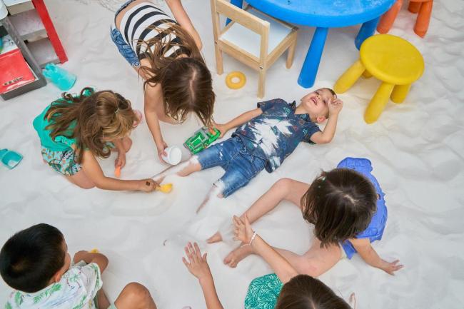 一過年人類幼崽衣服就洗得勤 快樂玩耍留痕跡