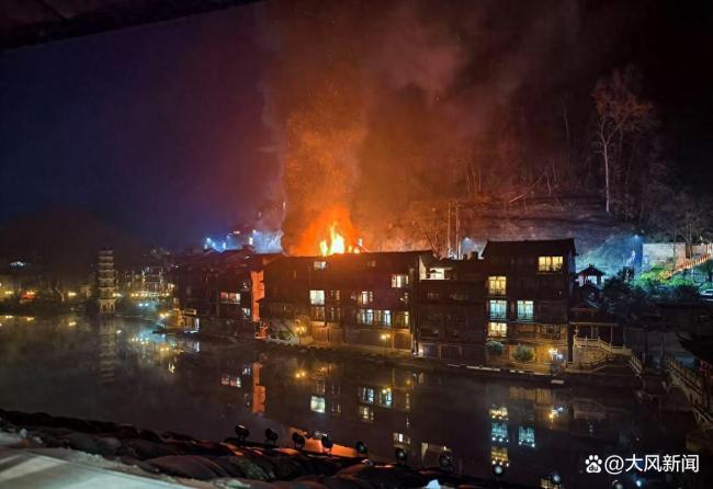 鳳凰古城一建筑起火 游客穿睡衣逃生