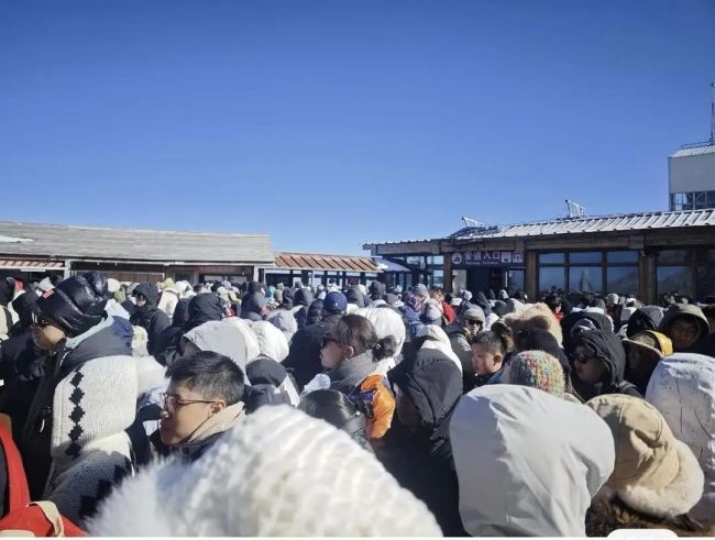 麗江玉龍雪山冰川公園索道今日停運(yùn) 大雪導(dǎo)致游客被困數(shù)小時(shí)