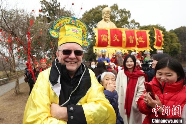 外國(guó)人愛(ài)上中國(guó)寶藏小城 新春體驗(yàn)引熱潮