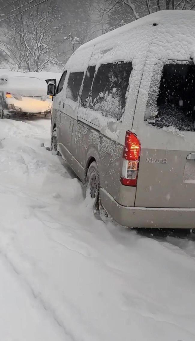 日本降雪持續(xù)多個航班被取消 寒潮引發(fā)生活混亂