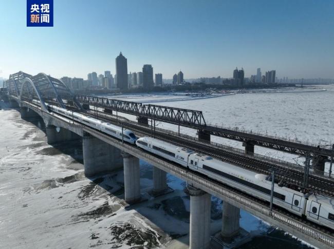 鐵路春運(yùn)返程客流保持高位運(yùn)行 加開列車應(yīng)對(duì)高峰