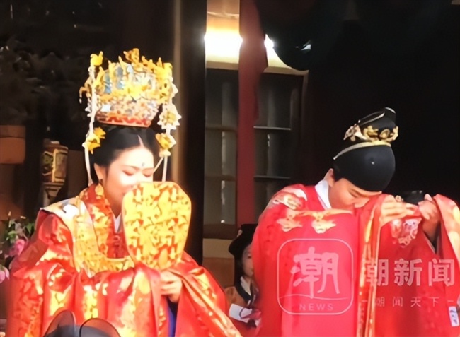 女生曬備婚兩年的明制中式婚禮 五金融成婚服