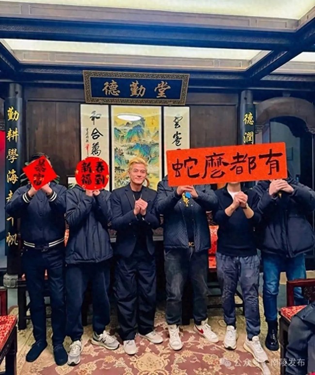 官方辟谣郭富城陪妻返乡有官员陪同！