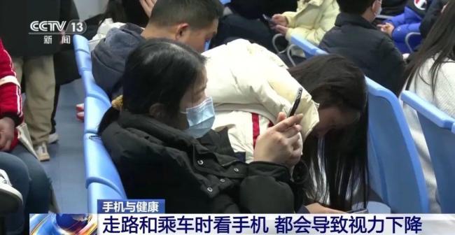 女子爱躺刷手机双眼近视差400度 不良用眼习惯需警惕