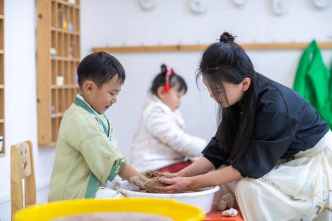 幼兒園園長負(fù)債千萬直播賣酒 轉(zhuǎn)型自救求生存