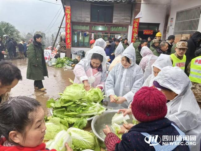 筠連村民為救援人員準(zhǔn)備飯菜 共渡難關(guān)暖人心