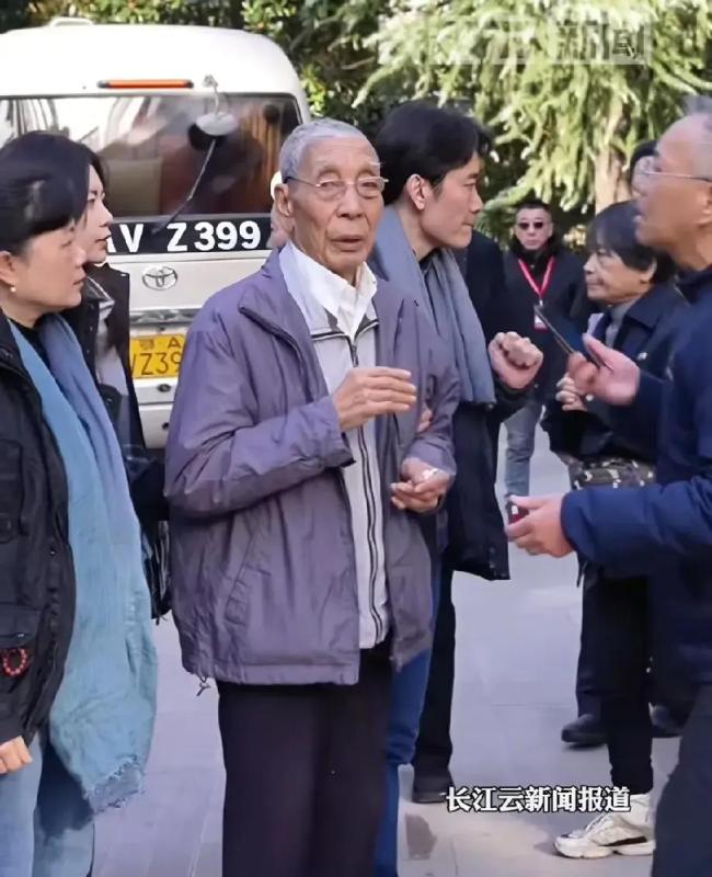 黃旭華院士弟弟：我們40年沒見過面,，追悼會上淚目告別